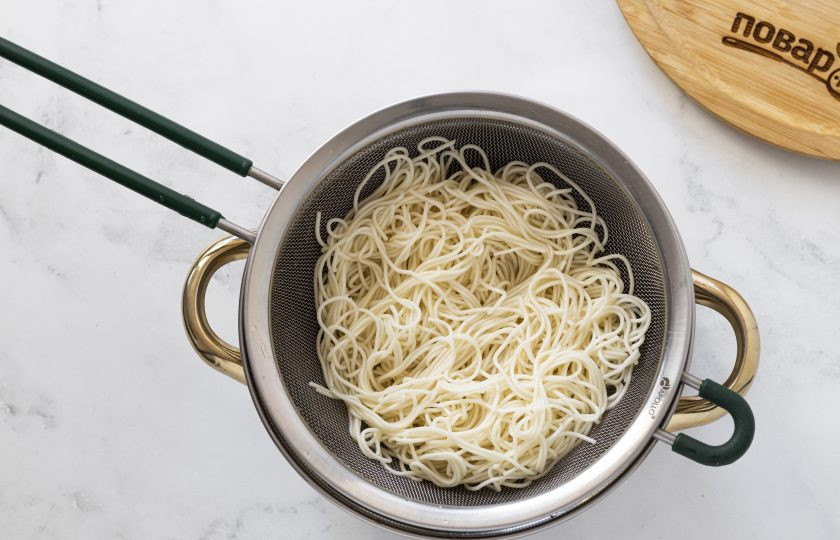 1. Этап. Вьетнамская лапша с овощами: Лапшу отварите по инструкции, затем откиньте на сито и промойте в холодной воде.