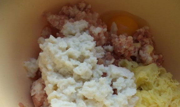 1. Этап. Самые вкусные котлеты: Картошку чистим и трем на терке. Смешиваем в одной миске фарш, картошку и вымоченный батон. Добавляем порезанную луковичку, рубленый чесночок и яйцо. Солим и добавляем специи на ваш вкус. Я обычно кладу молотый черный перец.