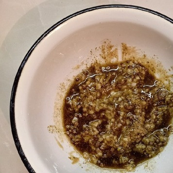 1. Этап. Цыпленок табака в духовке: Добавить подсолнечное масло, горчицу и перемешать.