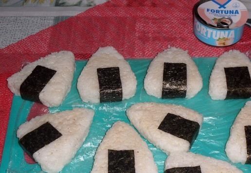 1. Этап. Закуска из риса А-ля Онигири: Выкладываем полоски нори на нижнюю часть треугольников и оборачиваем.