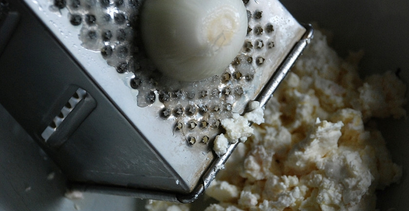 1. Этап. Рулетики из кабачков с творогом: 2. Творог разминаем вилкой или взбиваем в блендере. Добавим к нему натертый на терке лук. Зеленые части тоже не выбрасываем.