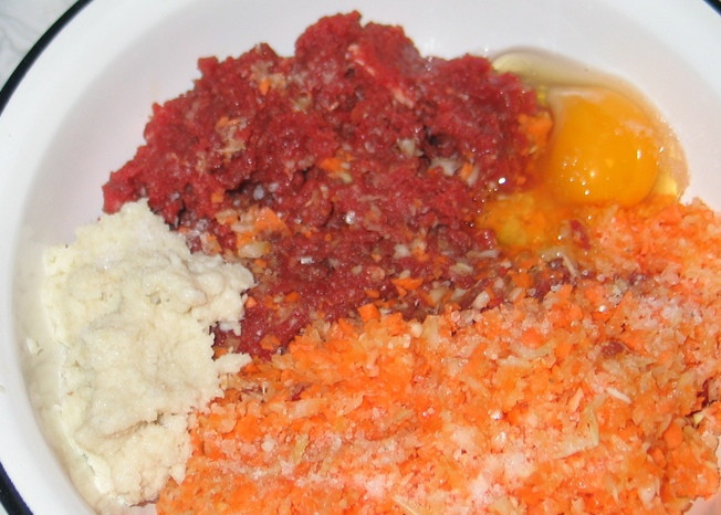 1. Этап. Котлеты в пароварке: В миску с фаршем добавляем измельченные овощи, замоченный и отжатый хлеб, яйцо, молотый перец и соль, тщательно вымешиваем фарш.