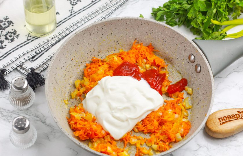 1. Этап. Замороженные голубцы на сковороде: Затем добавьте томатную пасту и сметану, посолите и поперчите массу. Поджарьте 1-2 минуты.