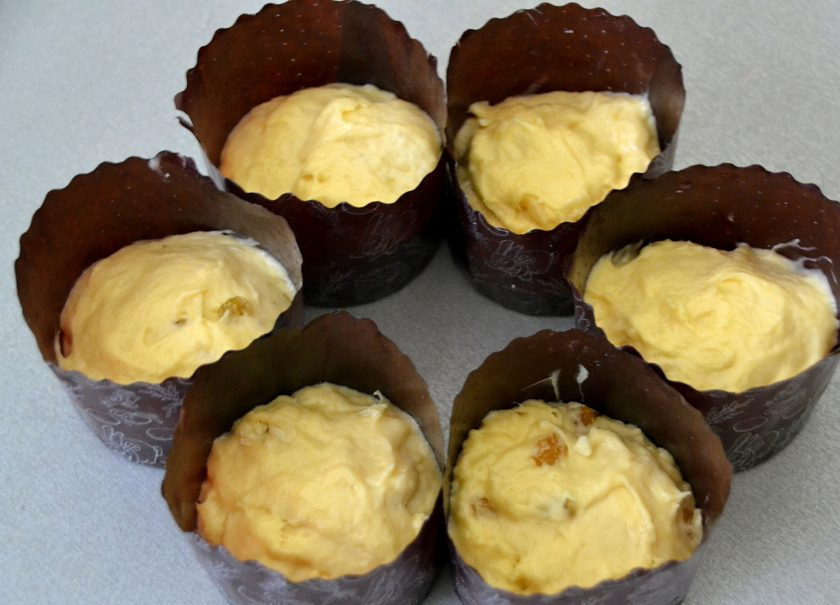 1. Этап. Мини-куличики на Пасху: Влажными руками разложите тесто в формочки, предварительно смазанные сливочным маслом. Поставьте на расстойку на 30-40 минут.