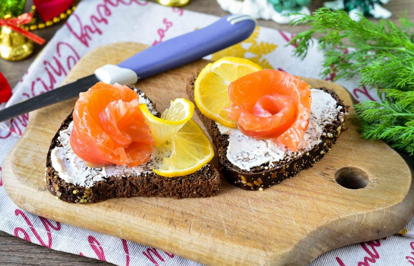 1. Этап. Бутерброды с красной рыбой и лимоном: Добавьте ломтики лимона для придания оригинальной нотки.