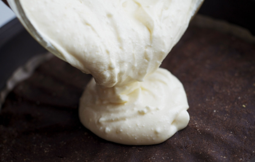 1. Этап. Пудинг для чизкейка: 3. Подготавливаем корж и выпекаем его. Затем поверх него распределяем творожную массу, и отправим в духовку запекаться на 20-30 минут.