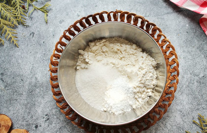 1. Этап. Пузи-блинчики: В миске смешайте муку, сахар, соль и соду.