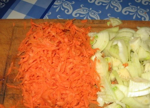 1. Этап. Картофель со свининой и грибами: 2. Потрите морковь на терке. Порежьте лук полукольцами. Картошку порежьте на тонкие дольки.