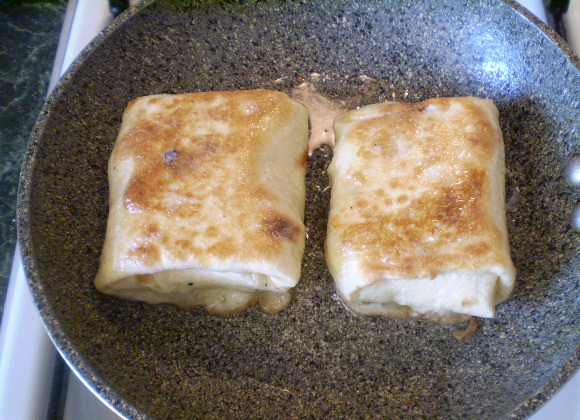 1. Этап. Жареный лаваш с начинкой: Обжариваем со всех сторон.