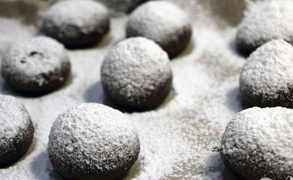 1. Этап. Шоколадное печенье с корицей и кофе: 5. Противень застилаем пергаментом для запекания, лепим из теста шарики (размер грецкого ореха), кладем шарики на противень и посыпаем их сахарной пудрой. Отправляем минут на одиннадцать в разогретую духовку, температура 180 градусов.