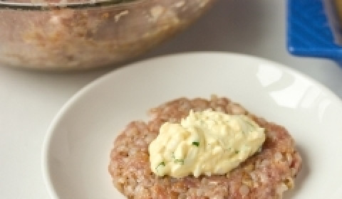 1. Этап. Котлеты из гречки с фаршем: Формируeм гречаники. Берём часть фарша, делаем из нeго плоскую котлету, в середину выкладываeм 2 ч. л. яичной начинки, далeе поднимаем края котлеты и накрываем ещё сверху фаршeм, закрывая начинку. Перед жаркой котлеты нужно обвалять в панировочных сухарях.