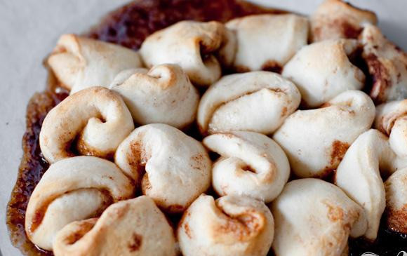 1. Этап. Булочки с корицей в глазури: 5. Тем временем приготовить глазурь. Выложить сахарную пудру в миску и взбить с 2 столовыми ложками молока, чтобы получилась однородная масса. Добавить ванильный экстракт, а затем еще молоко, по 1 чайной ложке за раз, пока не будет достигнута нужная консистенция. Глазурь должна быть достаточно жидкой, чтобы полить ею булочки, но не настолько, чтобы напоминать воду. Хорошо полить булочки глазурью и подавать.