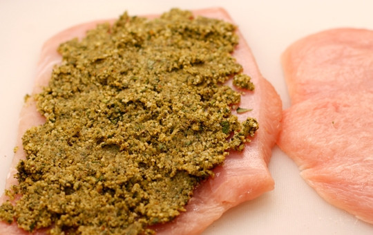 1. Этап. Рулеты из индейки с начинкой: 7. Теперь наполните полученной массой подготовленные кусочки филе.