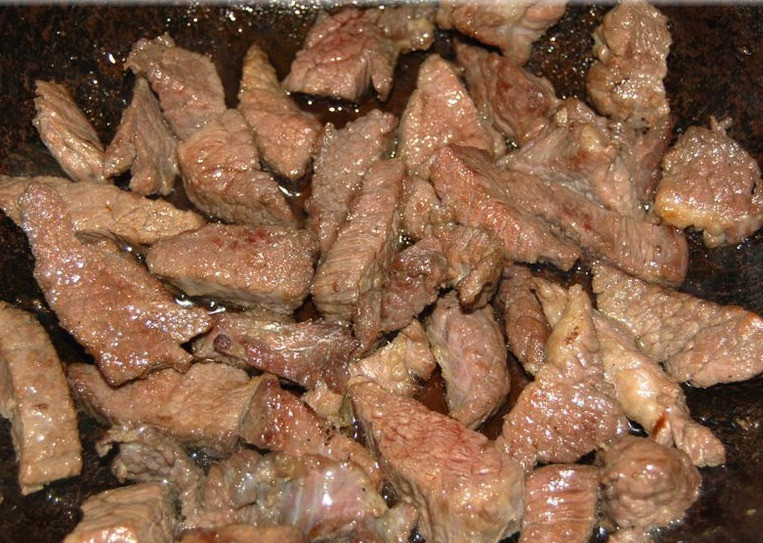 1. Этап. Мясо по-татарски: 5. В сковороду с высокими бортами положить топленое масло и хорошо его разогреть. Отправить туда мясо и на сильном огне поджарить до румяной корочки.