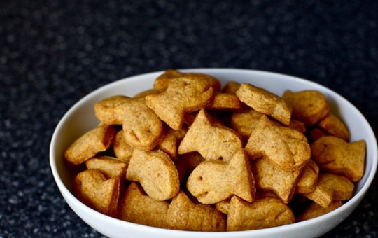 1. Этап. Сырные снеки: Запекайте крекеры в разогретой духовке при 180 градусах в течение 13-15 минут. Приятной дегустации!