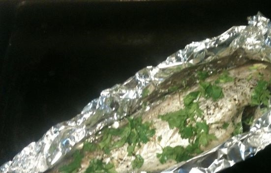 1. Этап. Треска в фольге в духовке: Промываем зелень, укладываем её на рыбку. На противень укладываем фольгу, в которую прячем рыбку, а сам противень смазываем маслом. Слегка поливаем маслом рыбку и вином. Духовку разогреваем до 180 градусов на протяжении 30 минут.