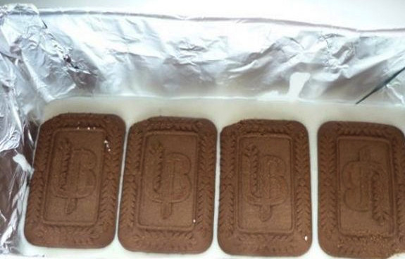 1. Этап. Легкий творожный торт: Теперь можно формировать торт. Возьмите удобную форму, застелите её фольгой. Дно формы уложите шоколадным печеньем. На печенье налейте творожную массу слоем толщиной около сантиметра. Затем снова уложите слой печенья и так чередуйте слои, пока не закончатся ингредиенты.