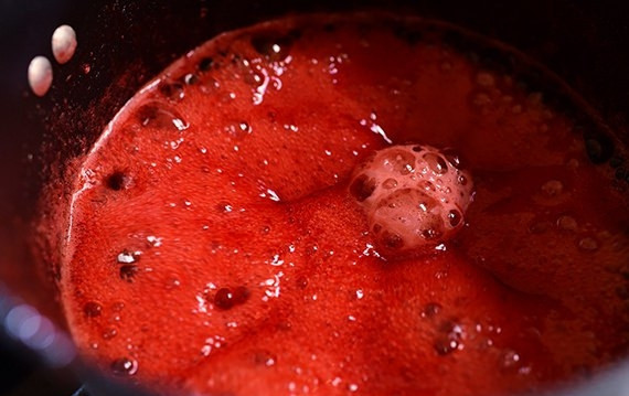 1. Этап. Клубничный соус для десертов: 5. Сироп отправьте снова в емкость, в которой варился соус, доведите его до кипения и держите на огне 3 минуты. После чего дайте соусу остыть и перелейте его в емкость для хранения с герметичной крышкой.