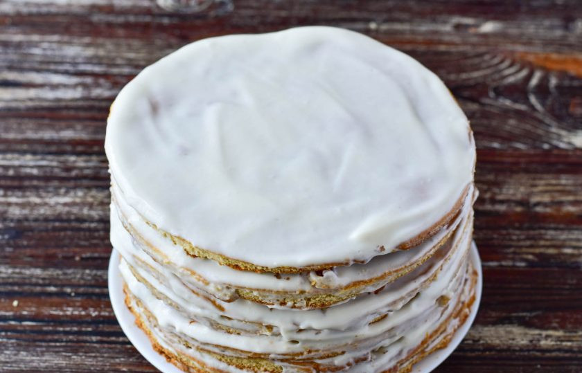 1. Этап. Медовик с орехами: Таким образом смажьте все коржи, верхний не посыпайте орешками.