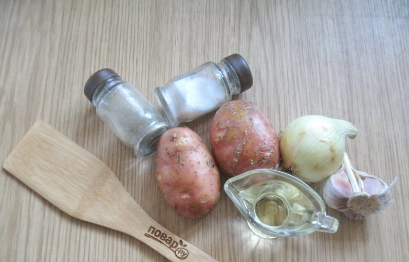 1. Этап. Картошка жареная с луком и чесноком: Подготовьте ингредиенты для приготовления жареной картошки.