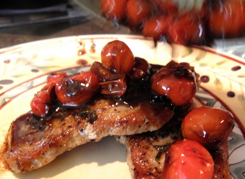 1. Этап. Жареная свинина на сковороде: 6. Когда помидоры готовы, самое время доставать мясо и готовить блюдо к подаче. Также тут можно использовать и веточку тимьяна, которая обжаривалась в масле. Вот так, в кратчайшие сроки и с минимальными усилиями жареная свинина на сковороде в домашних условиях может превратиться в блюдо ресторанного уровня.