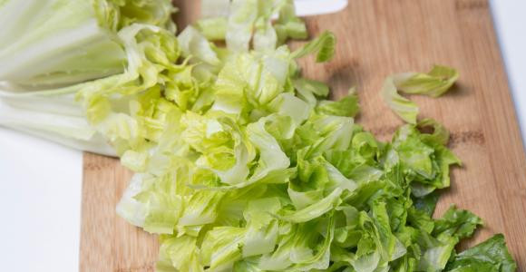 1. Этап. Салат с креветками американский: Салат порезать, но лучше порвать руками.