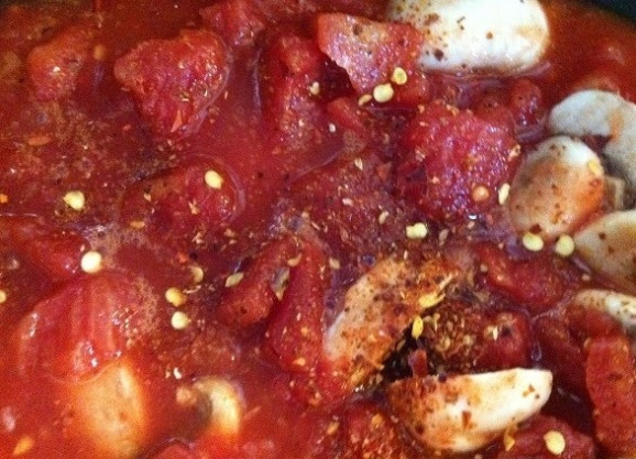 1. Этап. Ригатони с томатным соусом: 3. Через пару минут всыпьте соль и перец. Перемешайте.