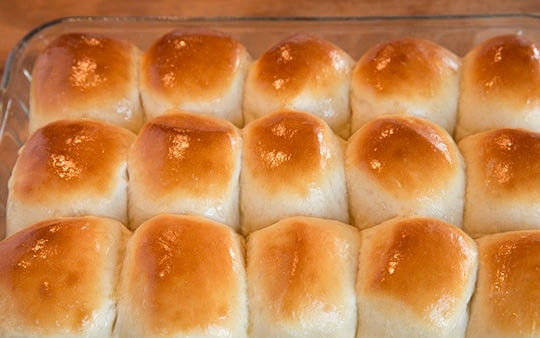 1. Этап. Булочки, как пух: 9. Выньте тесто из духовки, разогрейте до 220 градусов и верните булочки в духовку. Запекать 14-16 минут по появления золотисто-коричневой корочки. После приготовления достаньте булочки из духовки и положите на верхушки булочек сливочное масло.