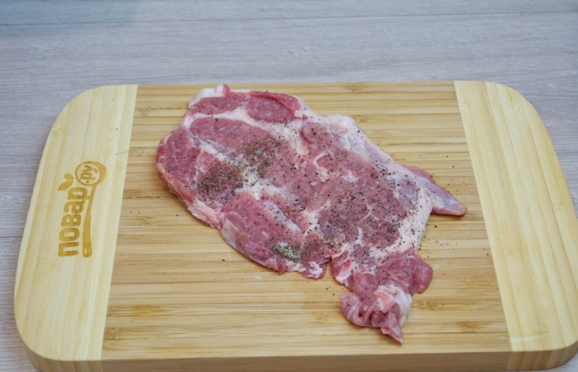 1. Этап. Шницель (классический рецепт): Посолите и поперчите кусочек с обеих сторон.