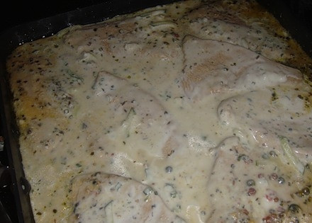 1. Этап. Индейка в сметанном соусе в духовке: Равномерно выкладываем сметанный соус на куски индейки, отправляем противень с мясом обратно в духовку. Запекаем еще минут 25-30.