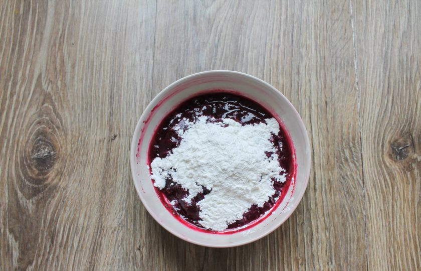 1. Этап. Конвертики с джемом из черной смородины: В джем из черной смородины добавьте крахмал и перемешайте.