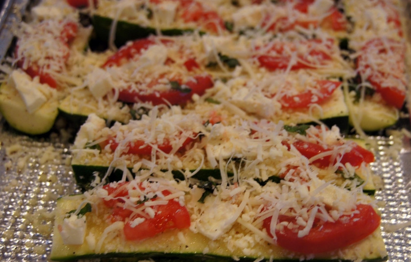 1. Этап. Кабачки, запеченные в духовке с сыром: 2. Помидор режем тонкими пластинками и выкладываем поверх кабачков с сыром. Затем оставшийся тертый сыр смешаем с сухарями и специями, обильно посыпаем им блюдо сверху.