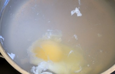 1. Этап. Яичница по-бенедиктински: 4. В отдельной кастрюльке закипятить 1 литр воды. Добавить уксус. Ложкой или венчиком сделать воронку и влить туда яйцо.