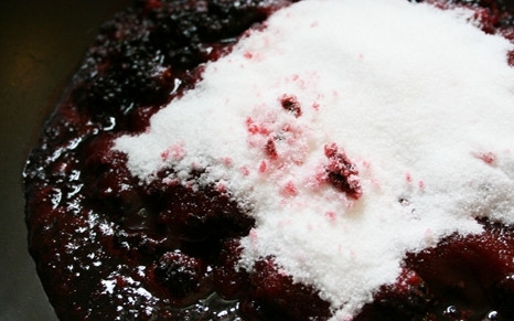 1. Этап. Заготовка варенья из ежевики на зиму: В кастрюлю добавьте ягоды, сахар и лимонный сок, отправьте кастрюлю на сильный огонь и после закипания варите 5 минут.