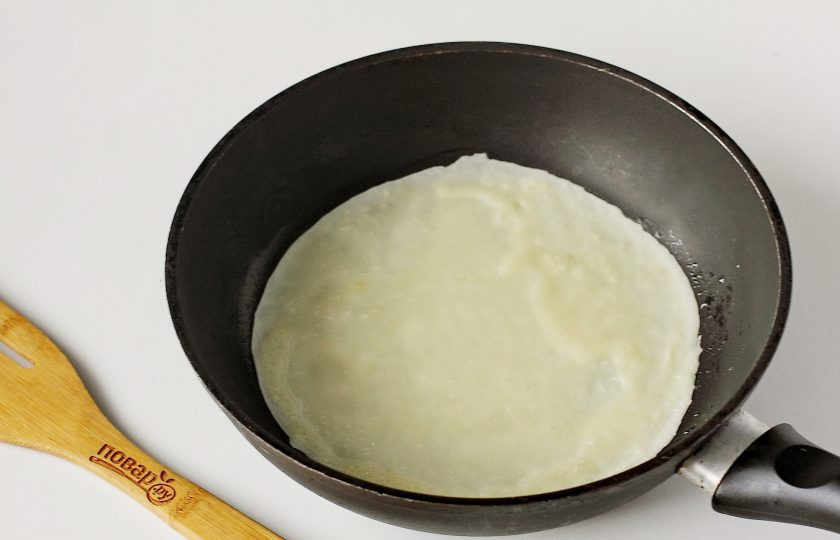 1. Этап. Блины на желтках: Выпекайте блины на хорошо разогретой сковороде смазанной растительным маслом.