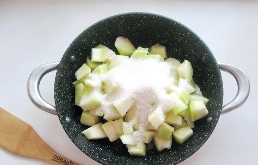 1. Этап. Варенье из дыни с имбирем: Засыпьте сахаром и дайте постоять час-полтора.