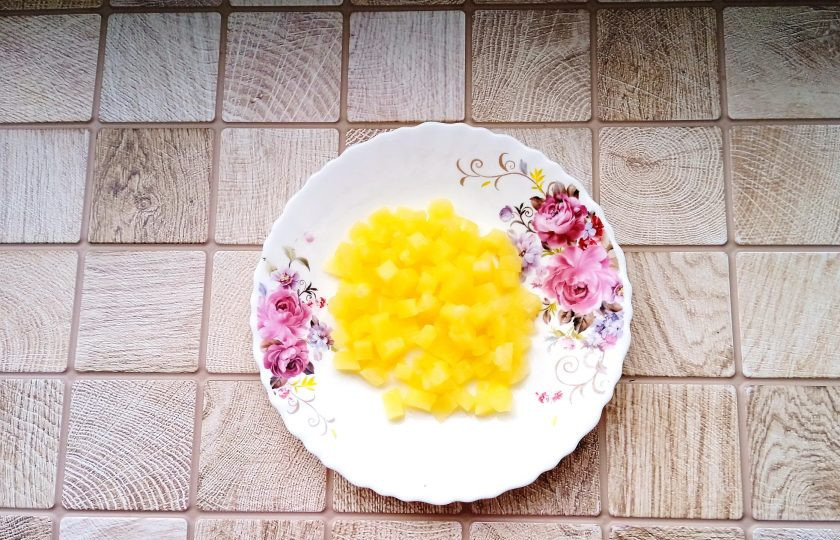 1. Этап. Слоёный салат с ананасами, курицей и жареными грибами: Кольца ананаса достаньте из банки и нарежьте мелким кубиком.