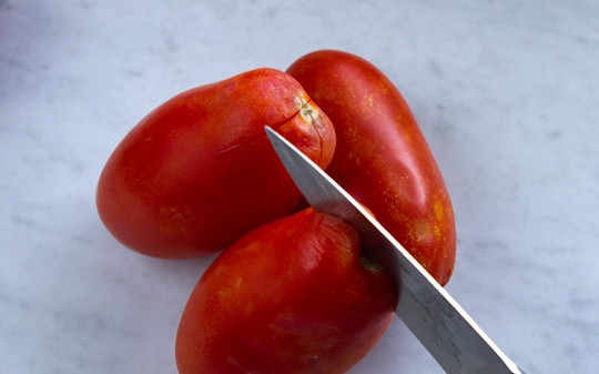 1. Этап. Быстрый соус для пасты: 2. Вымойте помидоры, сделайте небольшие надрезы. Опустите в кипяток на пару минут, затем остудите и очистите от кожицы.