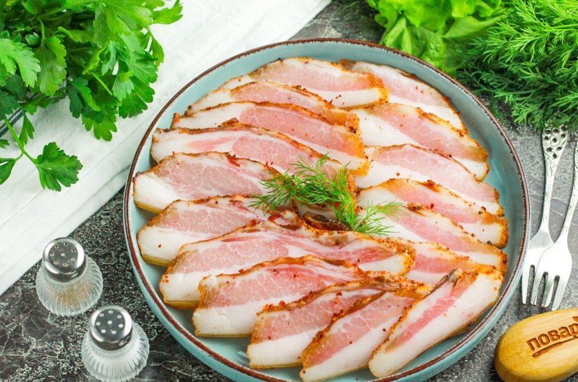 1. Этап. Гуанчиале: Нарежьте гуанчиале тонкими слайсами и выложите на тарелку. Подавайте с охлажденным пивом, белым вином и другими напитками. Приятного вам аппетита!