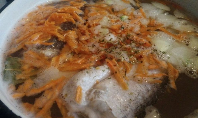 1. Этап. Суп из хека с яйцом и рисом: 3. Когда рыба закипит, кроме специй, добавьте нашинкованные лук и морковь. Обратите внимание, что рыбный суп готовится преимущественно со свежими овощами (без поджарки). Рыба получается очень ароматной, когда варится вместе с овощами и специями. Готова она будет спустя 25 минут после закипания.