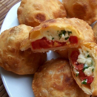 Пирожки бомбочки с помидорами