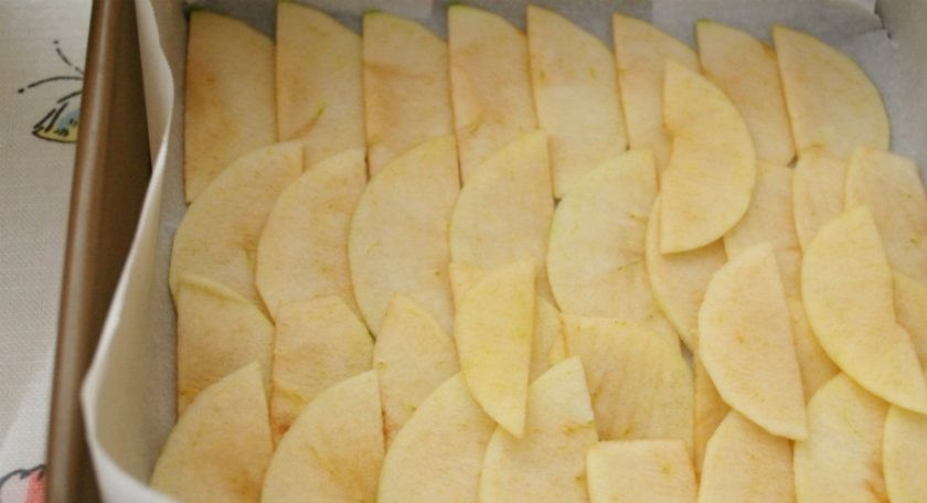 1. Этап. Шарлотка с яблоком: 8. Форму для выпекания застелите пергаментом и выложите слой яблок.