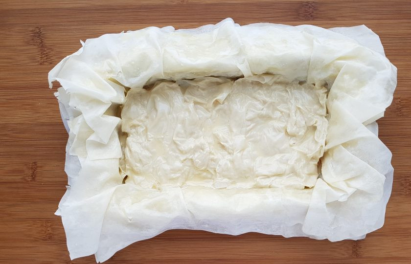 1. Этап. Рыбный пирог с тестом фило: Возьмите два листа теста, смочите их в заливке и скомкав как лист бумаги, выложите поверх рыбы.