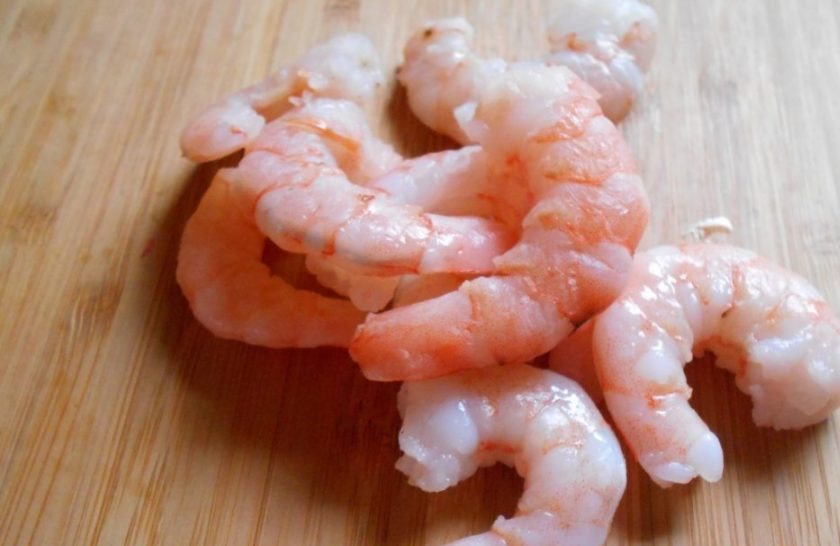 1. Этап. Салат с креветками и морской капустой: Креветки отварите пару минут в подсоленном кипятке. Затем остудите их и добавьте в салат.