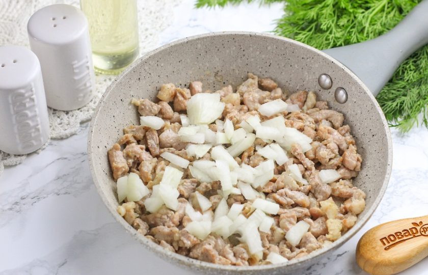 1. Этап. Пирог со свининой: Прогрейте в сковороде растительное масло и выложите свинину, посолите. Обжарьте примерно 5-8 минут до румяности. Очистите луковицу и промойте, нарежьте мелкими кубиками и добавьте к мясу. Обжарьте еще 3-4 минуты.