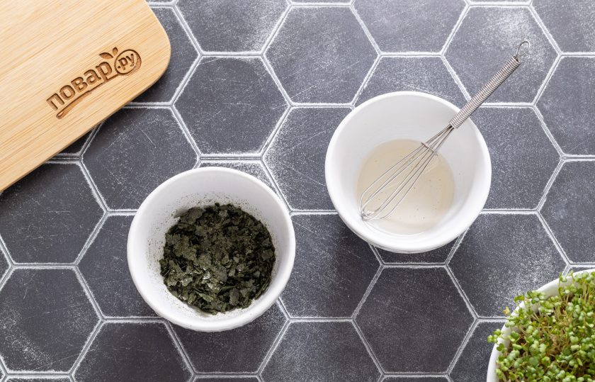 1. Этап. Яки онигири: Отдельно смешайте подогретый рисовый уксус, соль и сахар. Перемешайте, пока сахар и соль не растворится. Лист нори измельчите в мелкую крошку.