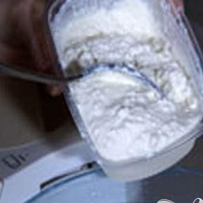 1. Этап. Творожный пирог с черешней: 1. Муку смешиваем с солью и разрыхлителем. Яйца, молоко, сахар кладем в творог и перемешиваем. Творог с мукой смешать в миске комбайна, хорошо вымесить, чтобы получилось мягкое тесто.