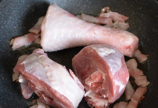 1. Этап. Кассуле с индейкой: Кладём индейку на сковороду и на максимальном огне обжариваем со всех сторон до подрумянивания.