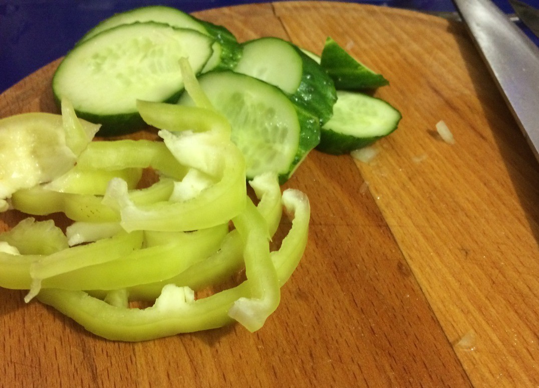 1. Stage. Unusual Tuna Salad: Cut cucumbers, peppers, cherry tomatoes cut into halves.