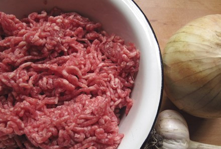 1. Этап. Люля из баранины на мангале: Итак, для начала подготовим все необходимые ингредиенты, очистим чеснок и лук, а фарш повторно пропустим через мясорубку.